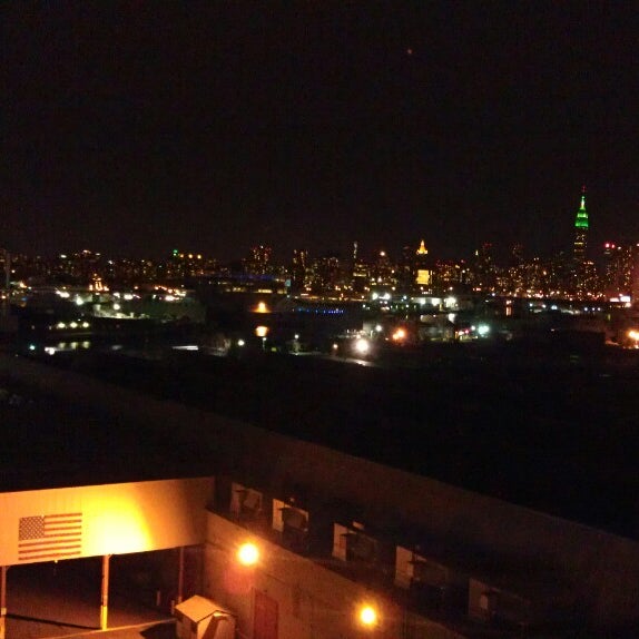 Das Foto wurde bei Fairfield Inn by Marriott New York Long Island City/Manhattan View von Anton B. am 3/18/2013 aufgenommen