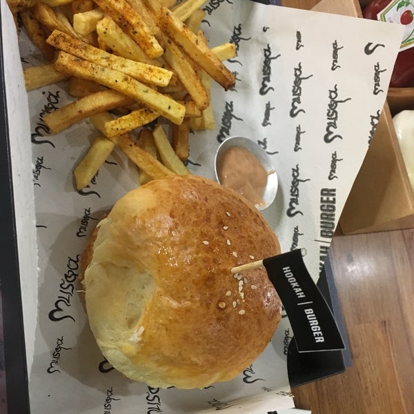 Foto diambil di Musqa Burger oleh Serhat pada 11/21/2018