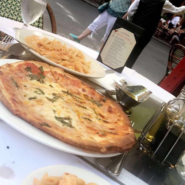 7/4/2017 tarihinde Swayisziyaretçi tarafından Caffé Napoli'de çekilen fotoğraf
