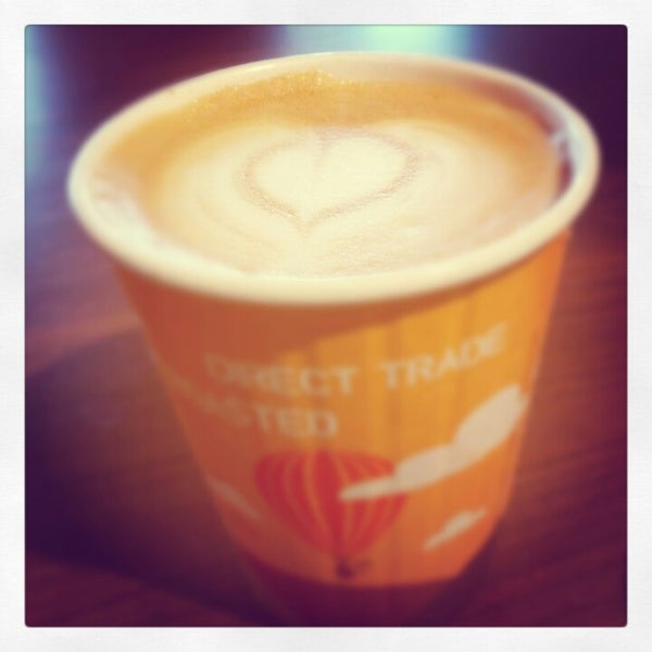 10/10/2012 tarihinde Yvonne C.ziyaretçi tarafından Transcend Coffee'de çekilen fotoğraf
