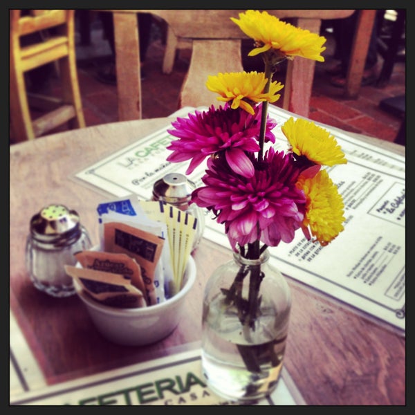 Foto tirada no(a) La Cafetería por Eliz S. em 5/18/2013