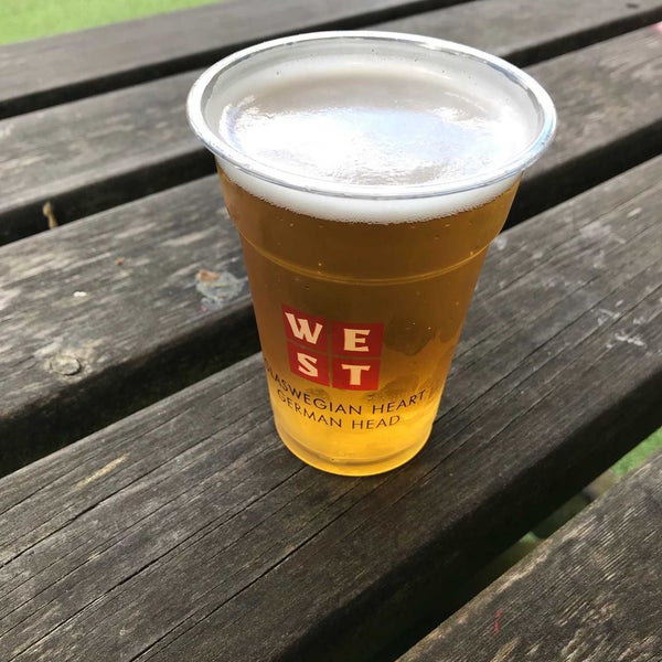 7/9/2018 tarihinde Andi W.ziyaretçi tarafından WEST Brewery, Bar &amp; Restaurant'de çekilen fotoğraf