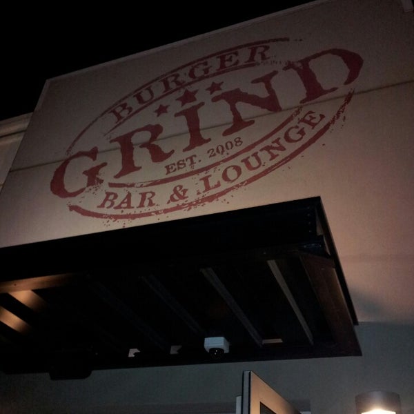 Foto scattata a Grind Burger Bar &amp; Lounge da Amanda H. il 12/24/2013