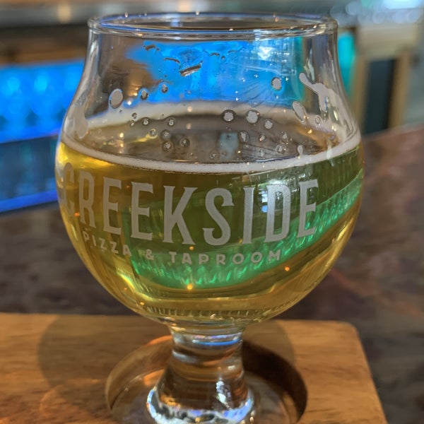 Photo taken at Creekside Pizza &amp; Taproom by Lex N. on 7/18/2022