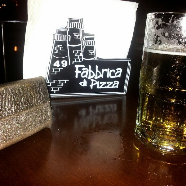 Foto tirada no(a) Fabbrica Di Pizza por Jheinnifer L. em 12/5/2012