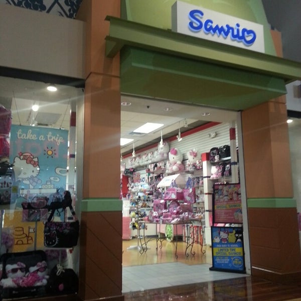 Sanrio Outlet Store - Grapevine Mills - 121 visitors