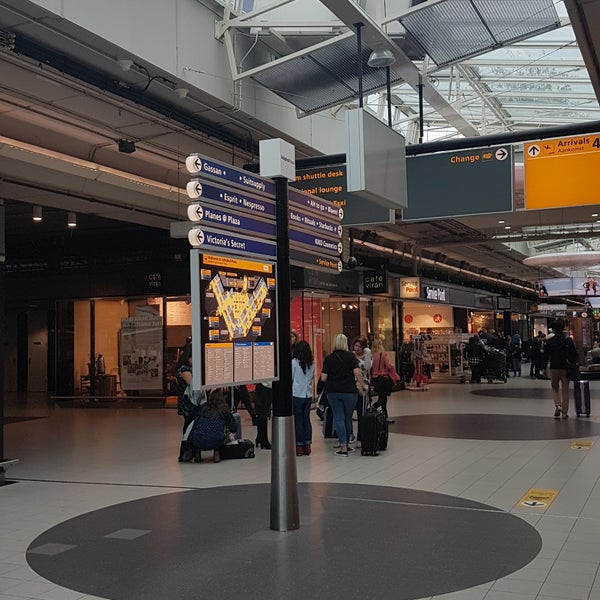 9/29/2017 tarihinde Adam G.ziyaretçi tarafından Amsterdam Schiphol Havalimanı (AMS)'de çekilen fotoğraf