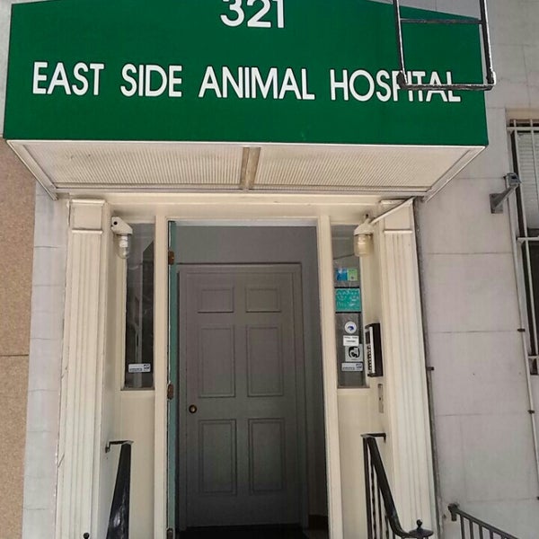 Снимок сделан в Eastside Animal Hospital пользователем Michael F. 4/10/2014