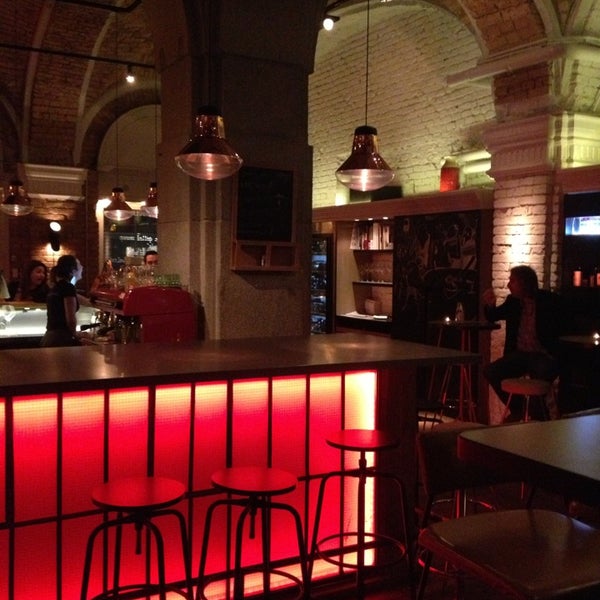 รูปภาพถ่ายที่ innio restaurant and bar โดย Krisztina E. เมื่อ 1/22/2013
