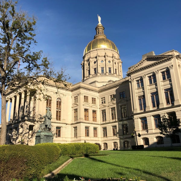 รูปภาพถ่ายที่ Georgia State Capitol โดย RΔBΔSZ ✪. เมื่อ 10/24/2018