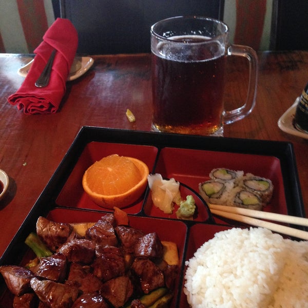 Foto scattata a Fuji Steak &amp; Sushi Tennessee da Bruce B. il 5/2/2013