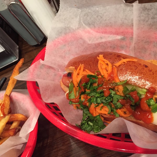 รูปภาพถ่ายที่ Haute Dogs &amp; Fries Restaurant โดย Laura C. เมื่อ 6/13/2015