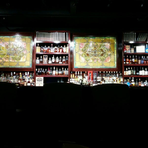 Das Foto wurde bei Down One Bourbon Bar &amp; Restaurant von Mykhailo K. am 9/16/2016 aufgenommen