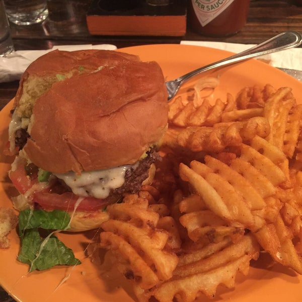 1/5/2016 tarihinde Tiffany B.ziyaretçi tarafından Burger Club'de çekilen fotoğraf