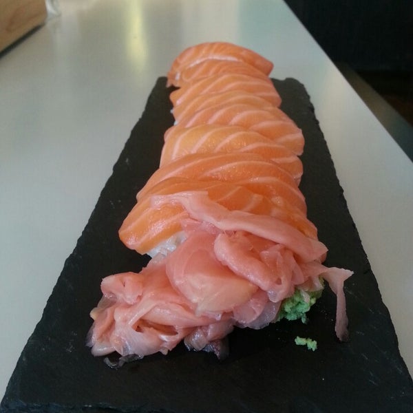 Foto diambil di Sushi&#39;N&#39;Roll oleh John B. pada 6/6/2013