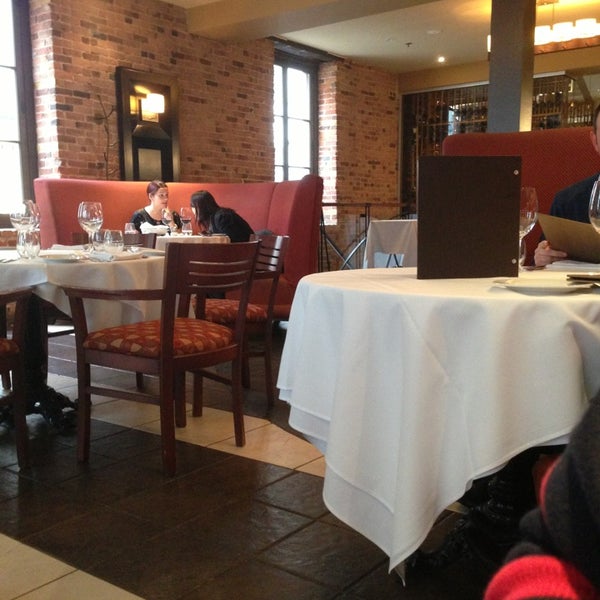 Foto diambil di Verses Restaurant oleh Pascal G. pada 1/11/2013