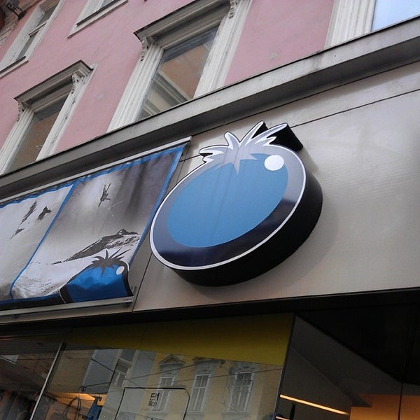 Foto diambil di Blue Tomato Shop Graz oleh Lemonissimo pada 1/2/2014