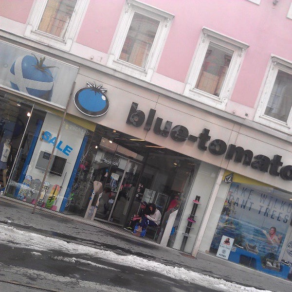 Foto diambil di Blue Tomato Shop Graz oleh Lemonissimo pada 3/28/2013