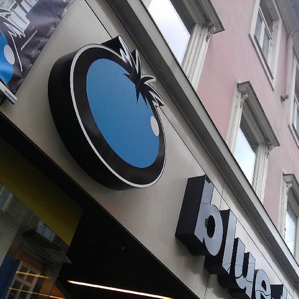 Foto diambil di Blue Tomato Shop Graz oleh Lemonissimo pada 5/8/2013