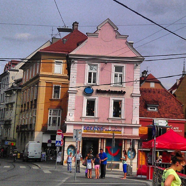 Foto diambil di Blue Tomato Shop Graz oleh Lemonissimo pada 8/23/2013