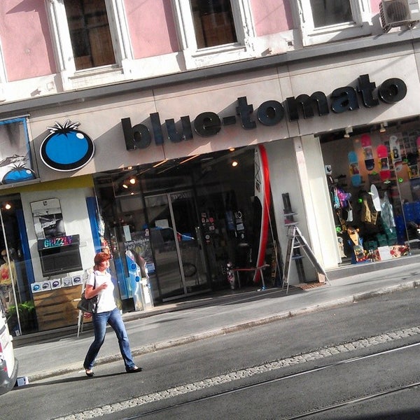 Foto diambil di Blue Tomato Shop Graz oleh Lemonissimo pada 6/2/2014