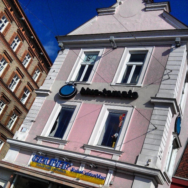 Foto diambil di Blue Tomato Shop Graz oleh Lemonissimo pada 3/16/2013