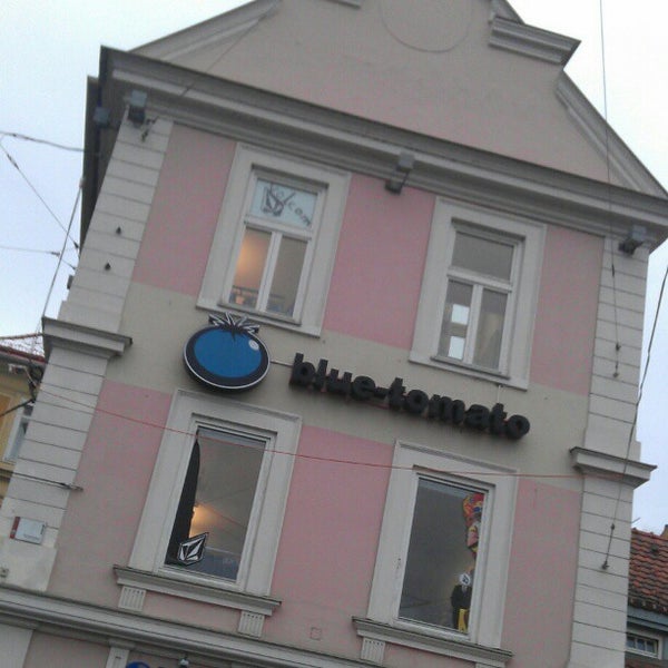 Foto diambil di Blue Tomato Shop Graz oleh Lemonissimo pada 12/15/2012