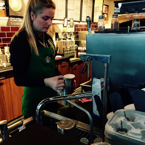 รูปภาพถ่ายที่ Starbucks โดย Michelle C. เมื่อ 1/23/2015