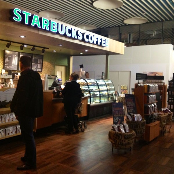 รูปภาพถ่ายที่ Starbucks โดย Michelle C. เมื่อ 2/23/2013