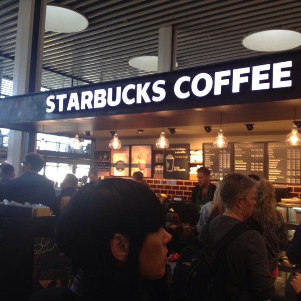 Foto tirada no(a) Starbucks por Michelle C. em 9/13/2013