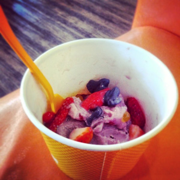 รูปภาพถ่ายที่ Orange Leaf Frozen Yogurt - Bloomington โดย Luke S. เมื่อ 9/2/2013