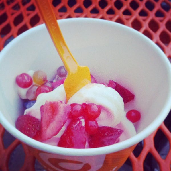 รูปภาพถ่ายที่ Orange Leaf Frozen Yogurt - Bloomington โดย Luke S. เมื่อ 6/22/2013
