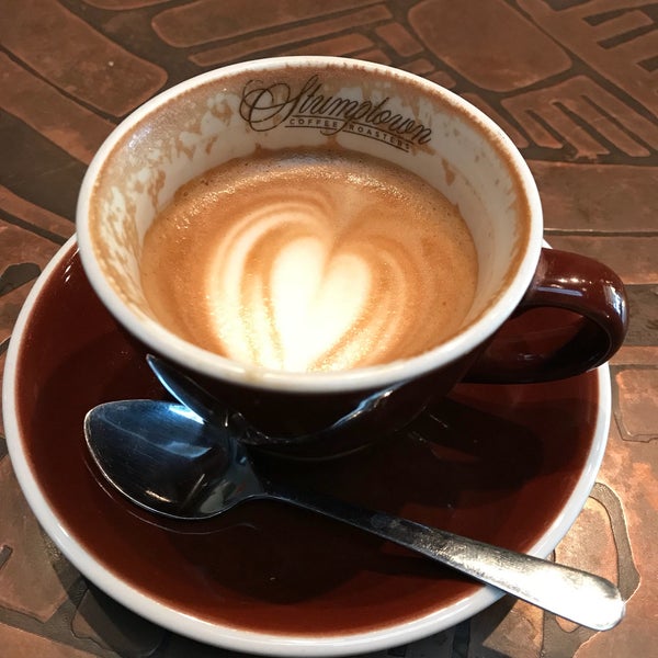 4/8/2018 tarihinde Navin K.ziyaretçi tarafından Stumptown Coffee Roasters'de çekilen fotoğraf