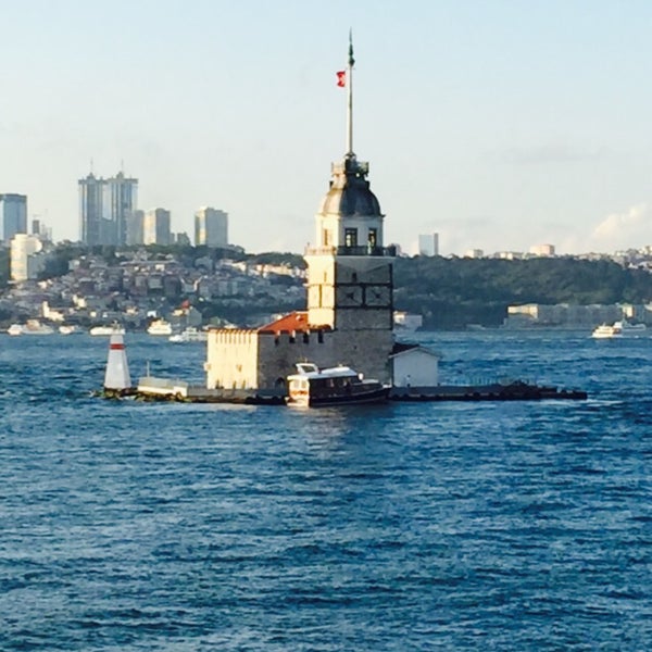 Foto tirada no(a) Torre de Leandro por Ebu Ö. em 7/3/2015