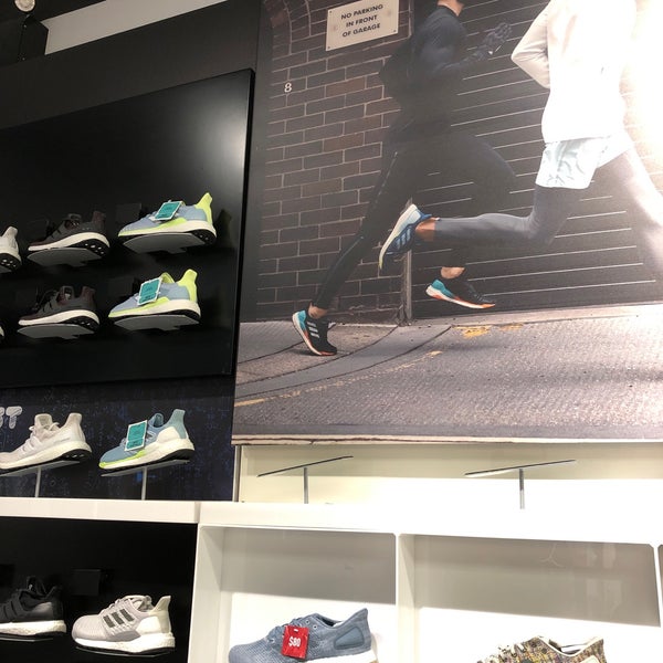puerta mostrar tipo Adidas Originals Store - Downtown Vancouver - Vancouver, BC