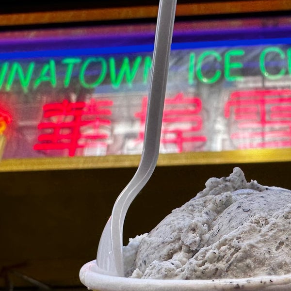 Foto tirada no(a) The Original Chinatown Ice Cream Factory por D em 10/29/2022