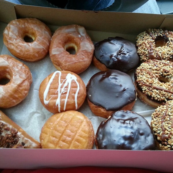 Снимок сделан в Donuts To Go пользователем Matt W. 6/11/2014