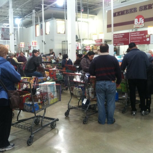 BJ's Wholesale Club Fairfax'da İndirimli Depo Mağazası