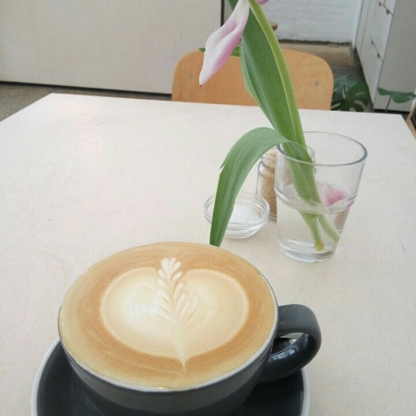 Снимок сделан в Home: Coffee &amp; Food пользователем Hie-suk Y. 5/15/2016
