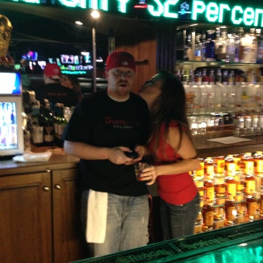 Foto tomada en The Sportsbook Bar &amp; Grill  por Jamie G. el 12/30/2012