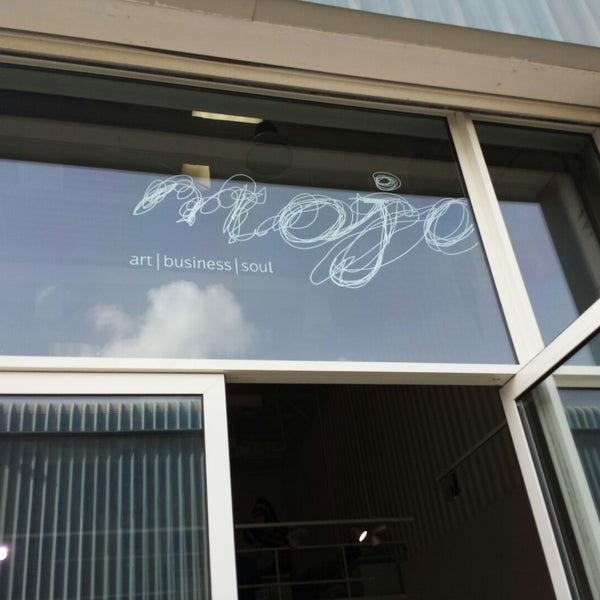 Foto tirada no(a) The Mojo Gallery por Malek em 11/8/2014