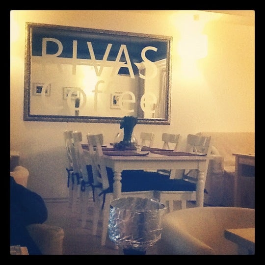 Photo prise au Rivas Coffee par Altyn B. le11/8/2012