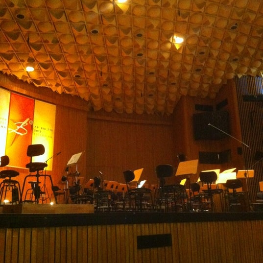 Foto tirada no(a) Beethovenhalle por Jillian-Beth S. em 9/30/2012
