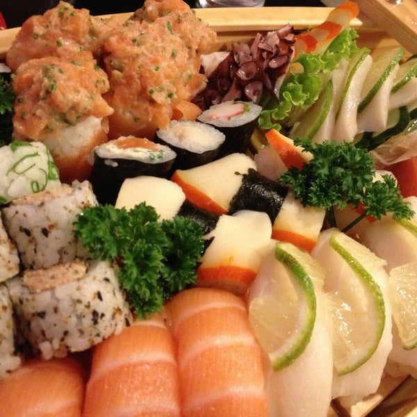 Foto diambil di Minato Mirai Sushi &amp; Temaki oleh Bruno C. pada 12/30/2012