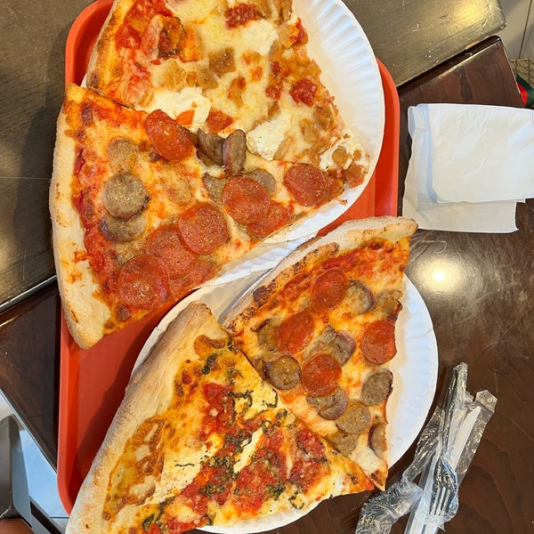 Foto diambil di Bleecker Street Pizza oleh Lezley B. pada 9/20/2022