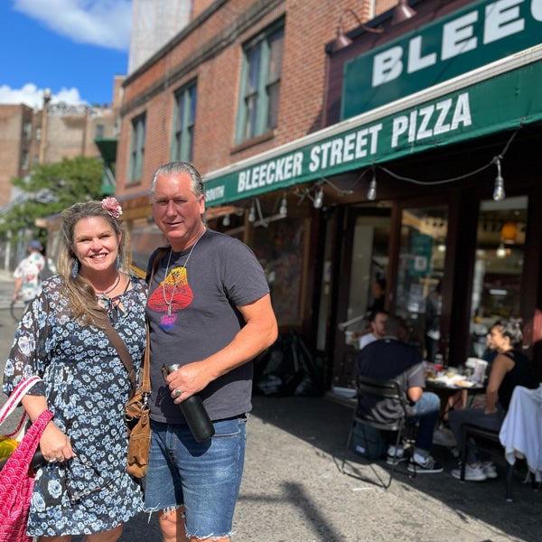 Das Foto wurde bei Bleecker Street Pizza von Lezley B. am 9/20/2022 aufgenommen