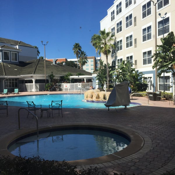 รูปภาพถ่ายที่ Residence Inn by Marriott Orlando Lake Buena Vista โดย Lezley B. เมื่อ 10/30/2020
