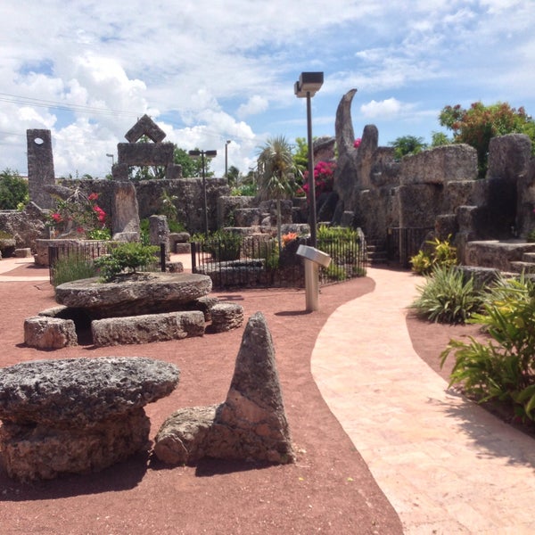 6/22/2015 tarihinde Lezley B.ziyaretçi tarafından Coral Castle'de çekilen fotoğraf