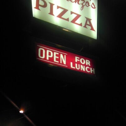 Foto tirada no(a) DeLorenzo&#39;s Pizza por Donna S. em 11/10/2012