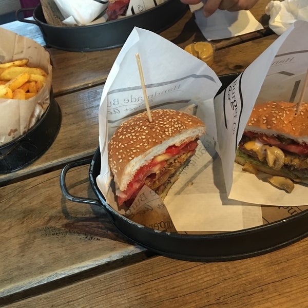 Das Foto wurde bei Handmade Burger Company von Nurgül am 6/27/2017 aufgenommen